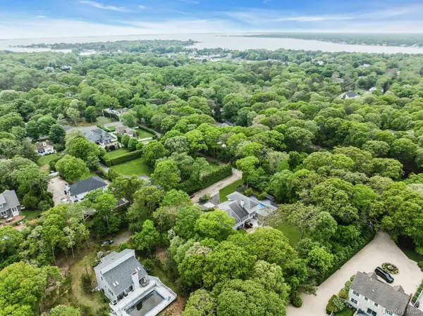 39 Bay AVE, Hampton Bays, NY 11946