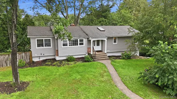 37 Storyland LN, East Setauket, NY 11733