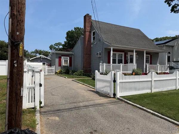 300 Beachview ST, Copiague, NY 11726