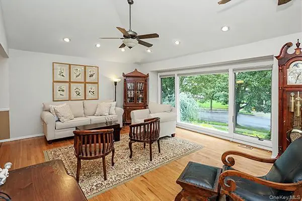 7 Beatrice LN, Old Bethpage, NY 11804