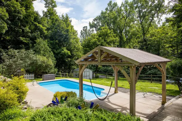390 Water Street RD, Hudson, NY 12534