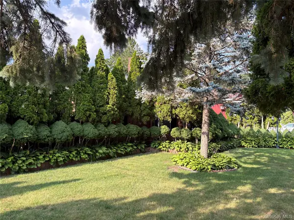 11 New York AVE, Massapequa, NY 11758
