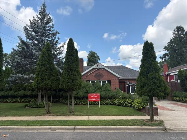 11 New York AVE, Massapequa, NY 11758