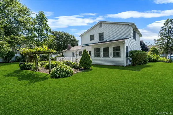 35 Royalston LN, Centereach, NY 11720