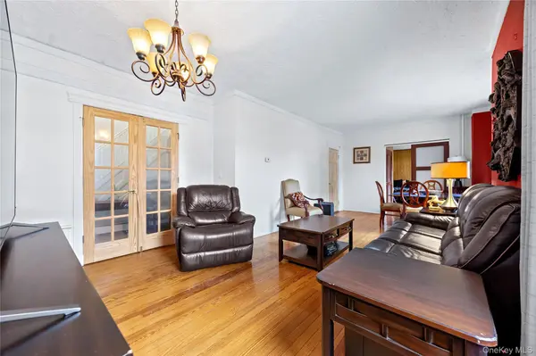 22 Devine ST, Lynbrook, NY 11563