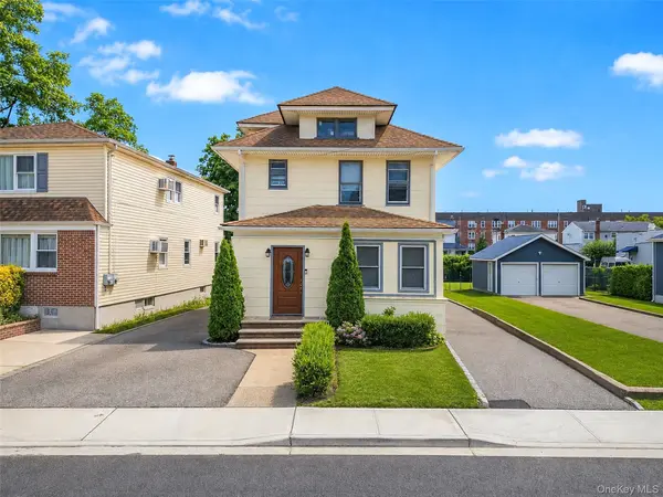 22 Devine ST, Lynbrook, NY 11563