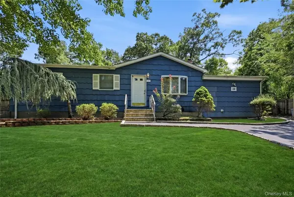28 Twilight RD, Rocky Point, NY 11778