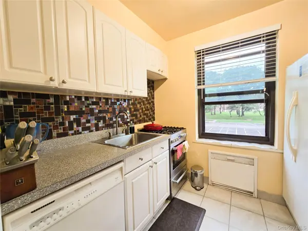 211-10 73rd AVE #3D, Bayside, NY 11364