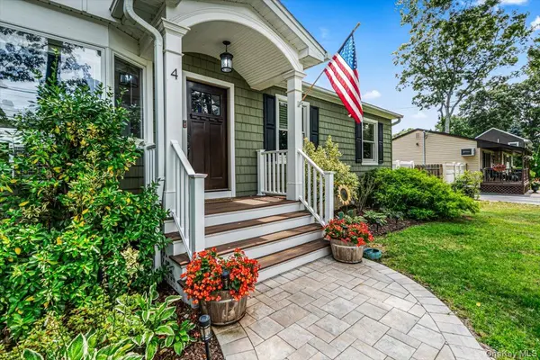 4 Coleman AVE, Patchogue, NY 11772