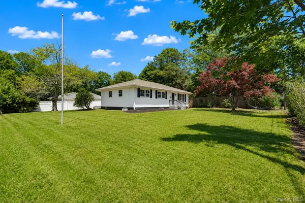 3 Park AVE, Medford, NY 11763