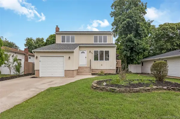 65 Westminster DR, Shirley, NY 11967