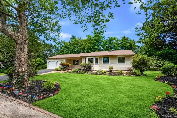 15 Dix CIR, Dix Hills, NY 11746