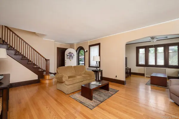 19 Cypress ST, Floral Park, NY 11001