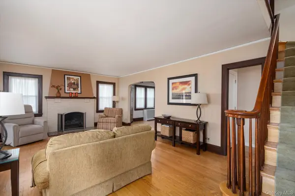 19 Cypress ST, Floral Park, NY 11001