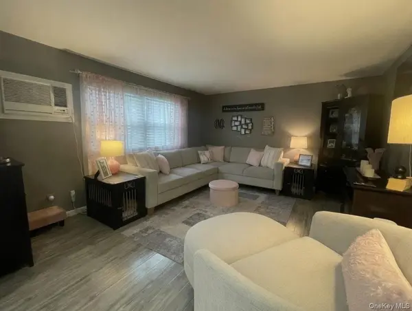 81-11 Langdale ST #216A, New Hyde Park, NY 11040