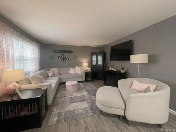 81-11 Langdale ST #216A, New Hyde Park, NY 11040
