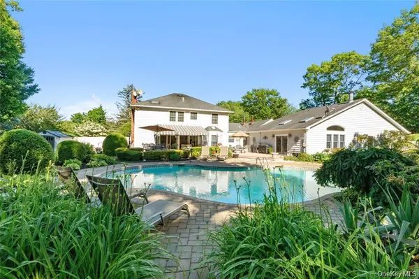 15-17 Park Woods LN, Kings Park, NY 11754