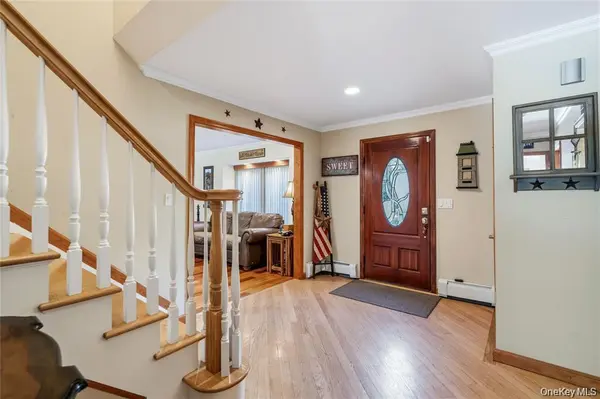 15-17 Park Woods LN, Kings Park, NY 11754