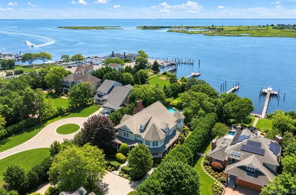 608 Shore DR, Oakdale, NY 11769