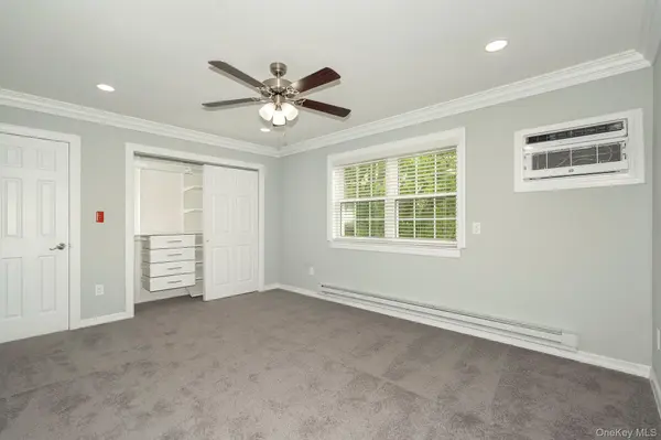 30 BAY POINT CT #16, West Babylon, NY 11704