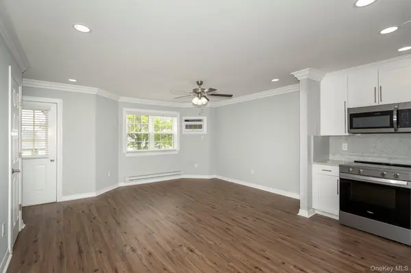 30 BAY POINT CT #16, West Babylon, NY 11704