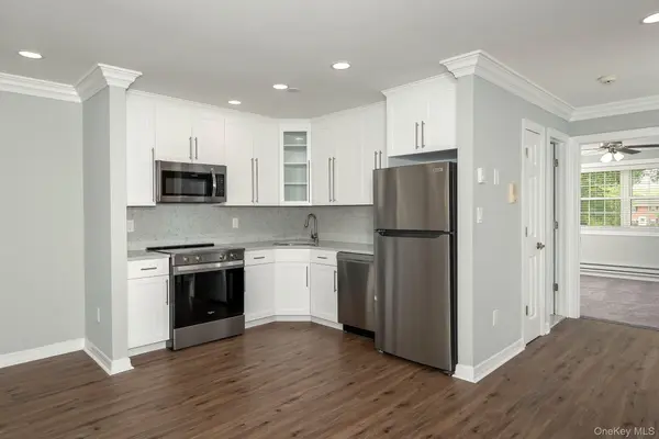 30 BAY POINT CT #16, West Babylon, NY 11704