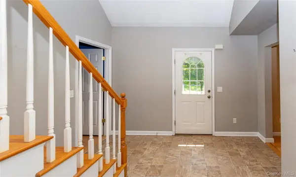22 Hickory LN, Pawling, NY 12564