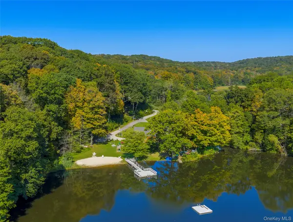 22 Hickory LN, Pawling, NY 12564