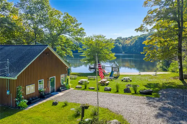 22 Hickory LN, Pawling, NY 12564