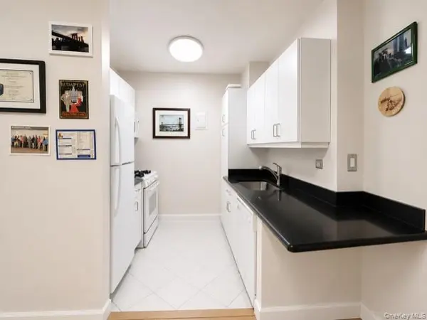 27110 Grand Central Parkway #16M, Floral Park, NY 11005