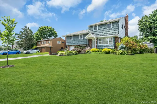 4 Crabapple LN, Commack, NY 11725