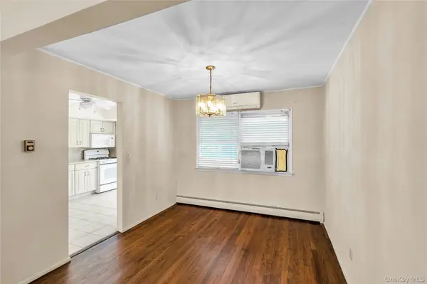 4 Crabapple LN, Commack, NY 11725