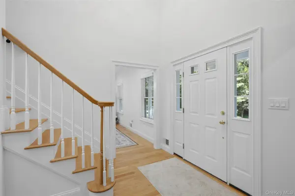 17 Nadworny LN, Stony Brook, NY 11790