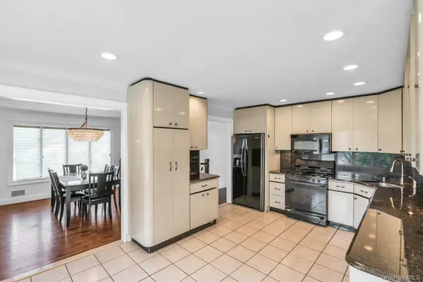 20 Hunter PL, Smithtown, NY 11787