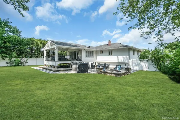 20 Hunter PL, Smithtown, NY 11787