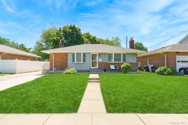 3900 Miller PL, Levittown, NY 11756