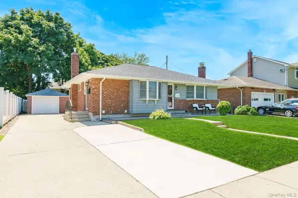 3900 Miller PL, Levittown, NY 11756