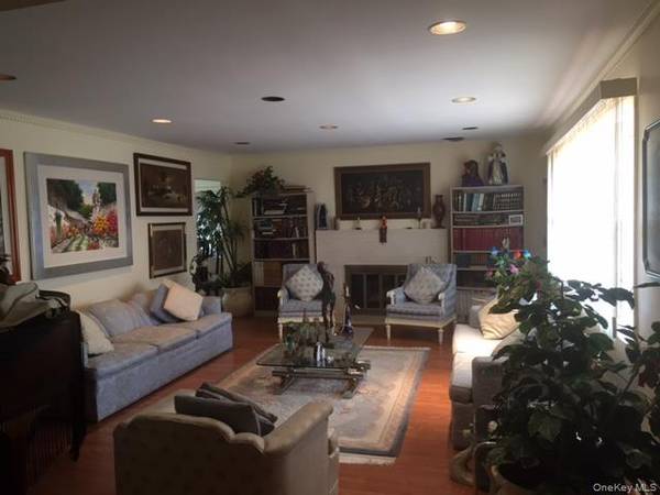 149 Lakeside DR, Lawrence, NY 11559