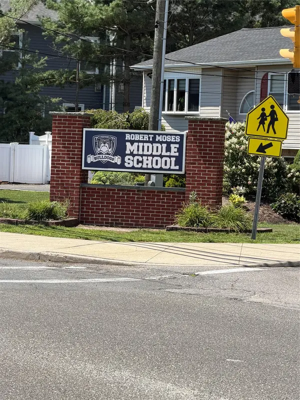 72 Phelps LN, North Babylon, NY 11703
