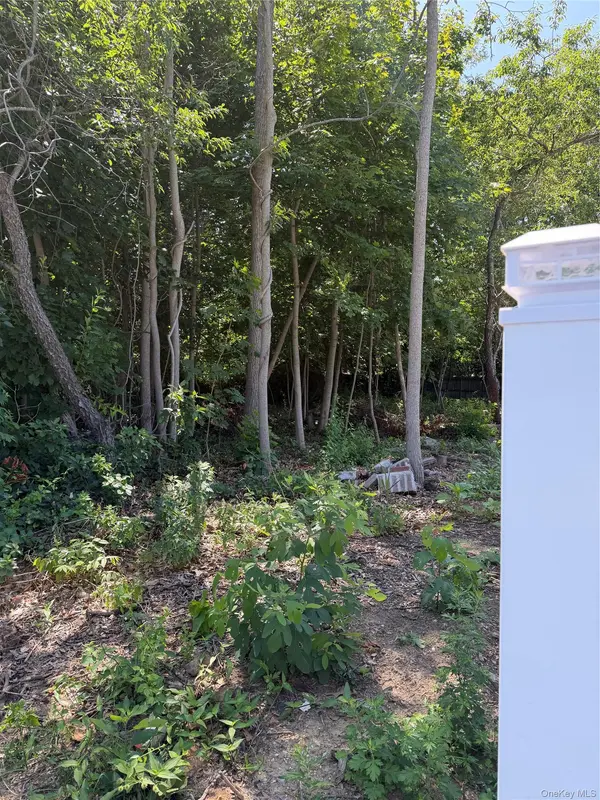 72 Phelps LN, North Babylon, NY 11703