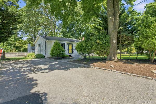 20 Lynbrook DR, Sound Beach, NY 11789
