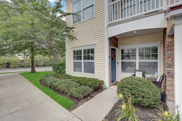 10 Lager LN, Patchogue, NY 11772
