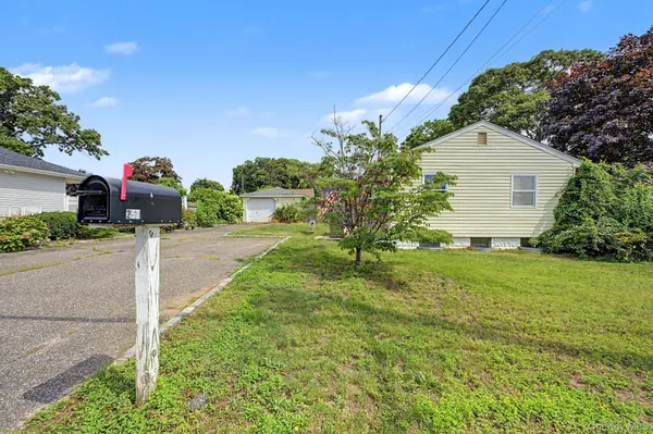 257 Elizabeth AVE, Holbrook, NY 11741