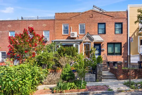 2005 26th ST, Astoria, NY 11105