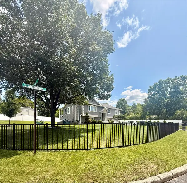 14 Larchwood DR, Goshen, NY 10924