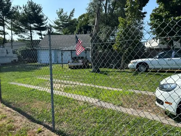 300 Brook AVE, Bay Shore, NY 11706