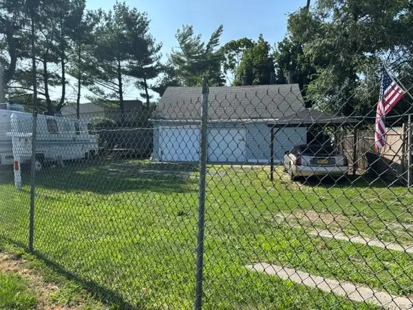 300 Brook AVE, Bay Shore, NY 11706