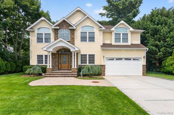136 Circle DR, Roslyn Heights, NY 11577