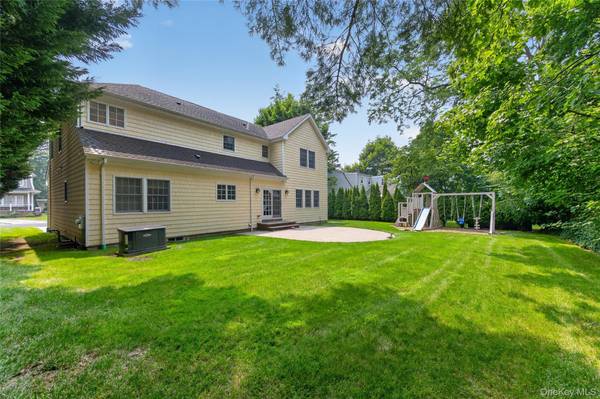 136 Circle DR, Roslyn Heights, NY 11577