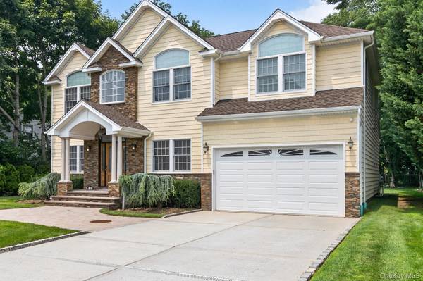 136 Circle DR, Roslyn Heights, NY 11577